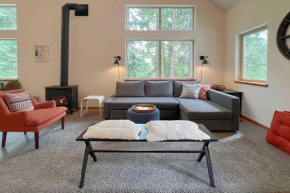 Modern Beaver Valley Cabin with Hot Tub and Games!